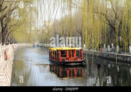 Jinan, Chine, la province de Shandong. 10 Mar, 2014. Une croisière en bateau sur la rivière Hucheng à Jinan, capitale de la Chine de l'est la province de Shandong, le 10 mars 2014. Que la température grimpe rapidement dans Jinan, printemps, très bien dans l'air le lundi. © Feng Jie/Xinhua/Alamy Live News Banque D'Images