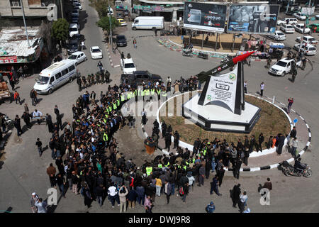 Gaza, Territoires palestiniens. 10 Mar, 2014. Inauguration du monument de l'une des roquettes M75 au milieu d'un carré dans la ville de Gaza le 10 mars 2014. Le Hamas a tiré des roquettes M75 à Tel Aviv et Jérusalem en 2012 les huit jours de combats avec Israël. © Majdi Fathi/NurPhoto ZUMAPRESS.com/Alamy/Live News Banque D'Images