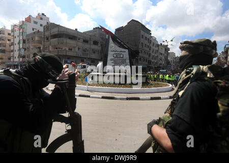 Gaza, Territoires palestiniens. 10 Mar, 2014. Militants en face du monument de l'une des roquettes M75 au milieu d'un carré dans la ville de Gaza le 10 mars 2014. Le Hamas a tiré des roquettes M75 à Tel Aviv et Jérusalem en 2012 les huit jours de combats avec Israël. © Majdi Fathi/NurPhoto ZUMAPRESS.com/Alamy/Live News Banque D'Images