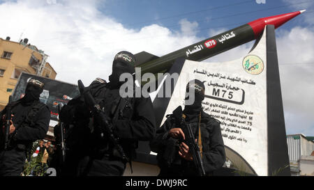 Gaza, Territoires palestiniens. 10 Mar, 2014. Militants en face du monument de l'une des roquettes M75 au milieu d'un carré dans la ville de Gaza le 10 mars 2014. Le Hamas a tiré des roquettes M75 à Tel Aviv et Jérusalem en 2012 les huit jours de combats avec Israël. © Majdi Fathi/NurPhoto ZUMAPRESS.com/Alamy/Live News Banque D'Images