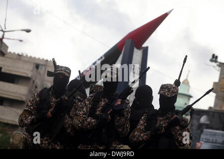 Gaza, Territoires palestiniens. 10 Mar, 2014. Militants en face du monument de l'une des roquettes M75 au milieu d'un carré dans la ville de Gaza le 10 mars 2014. Le Hamas a tiré des roquettes M75 à Tel Aviv et Jérusalem en 2012 les huit jours de combats avec Israël. © Majdi Fathi/NurPhoto ZUMAPRESS.com/Alamy/Live News Banque D'Images