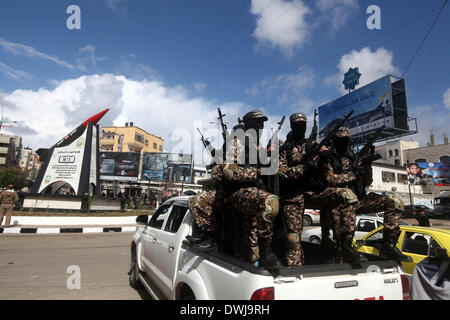 Gaza, Territoires palestiniens. 10 Mar, 2014. Militants en face du monument de l'une des roquettes M75 au milieu d'un carré dans la ville de Gaza le 10 mars 2014. Le Hamas a tiré des roquettes M75 à Tel Aviv et Jérusalem en 2012 les huit jours de combats avec Israël. © Majdi Fathi/NurPhoto ZUMAPRESS.com/Alamy/Live News Banque D'Images