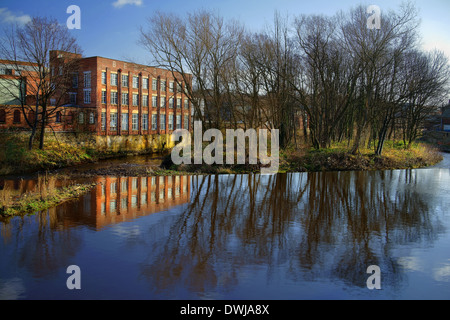 UK,South Yorkshire,Sheffield,Kelham, Weir & Réflexions sur la rivière Don, vu du pont de la rue Ball Banque D'Images