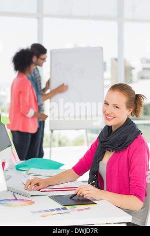 L'artiste féminine à l'aide de tablette graphique avec nos collègues de l'office de tourisme Banque D'Images