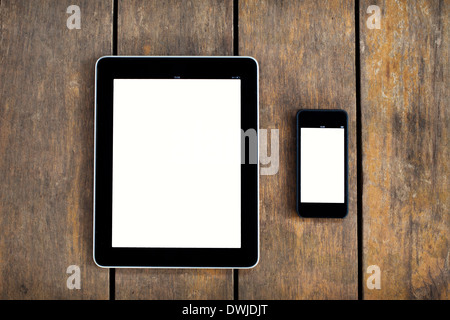 Digital tablet et smartphone sur la table Banque D'Images