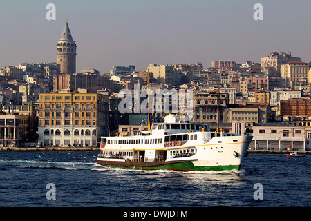 La tour de Galata vue depuis la mer Banque D'Images