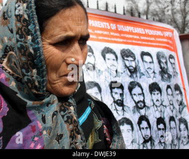 Srinagar, au Cachemire. 10 Mar, 2014. Les parents des jeunes cachemiris manquant prendre part à une manifestation silencieuse, organisé par l'Association des parents de disparus (APDP), à Srinagar, été captil de l'Inde, du cachemire contrôlé le lundi 10 mars 2014 , l'APDP exige des informations sur le sort de leurs proches disparus qui ont disparu par les forces de sécurité indiennes au Cachemire agitée.comme APDP autour de 10 000 par Parsons disparus au cours des deux dernières décennies dans la région du Cachemire sous contrôle. Credit : Shafat Sidiq/NurPhoto ZUMAPRESS.com/Alamy/Live News Banque D'Images