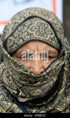 Srinagar, au Cachemire. 10 Mar, 2014. Les parents des jeunes cachemiris manquant prendre part à une manifestation silencieuse, organisé par l'Association des parents de disparus (APDP), à Srinagar, été captil de l'Inde, du cachemire contrôlé le lundi 10 mars 2014 , l'APDP exige des informations sur le sort de leurs proches disparus qui ont disparu par les forces de sécurité indiennes au Cachemire agitée.comme APDP autour de 10 000 par Parsons disparus au cours des deux dernières décennies dans la région du Cachemire sous contrôle. Credit : Shafat Sidiq/NurPhoto ZUMAPRESS.com/Alamy/Live News Banque D'Images