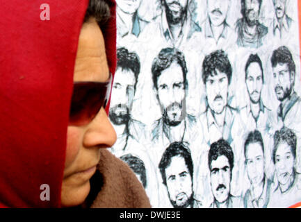 Srinagar, au Cachemire. 10 Mar, 2014. Les parents des jeunes cachemiris manquant prendre part à une manifestation silencieuse, organisé par l'Association des parents de disparus (APDP), à Srinagar, été captil de l'Inde, du cachemire contrôlé le lundi 10 mars 2014 , l'APDP exige des informations sur le sort de leurs proches disparus qui ont disparu par les forces de sécurité indiennes au Cachemire agitée.comme APDP autour de 10 000 par Parsons disparus au cours des deux dernières décennies dans la région du Cachemire sous contrôle. Credit : Shafat Sidiq/NurPhoto ZUMAPRESS.com/Alamy/Live News Banque D'Images