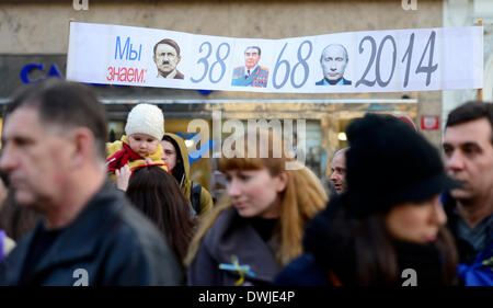 Prague, République tchèque. Mar 8, 2014. Les manifestants ukrainiens pro observés au cours d'une manifestation contre l'occupation russe de Crimée de l'Ukraine à Prague, en République tchèque, le samedi 8 mars, 2014. © Roman Vondrous/CTK Photo/Alamy Live News Banque D'Images