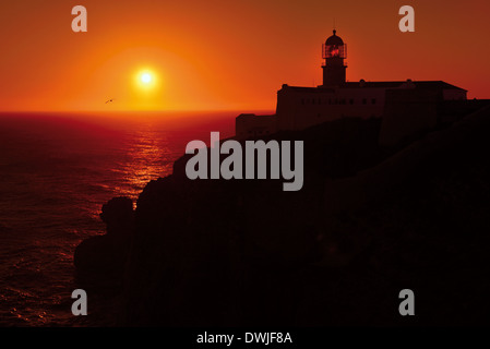 Le Portugal, l'Algarve : le coucher du soleil sur le phare du Cap St Vincent Banque D'Images