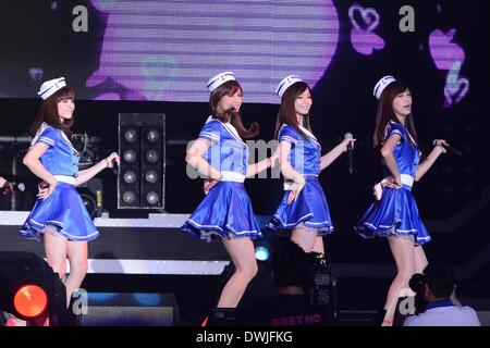 Fille de Taiwan Population groupe Dame effectuer au concert à Taipei, Chine Le Samedi Mars 8,2014. Banque D'Images