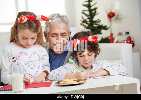 L'homme à la recherche d'enfants à faire Carte de Vœux de Noël Banque D'Images