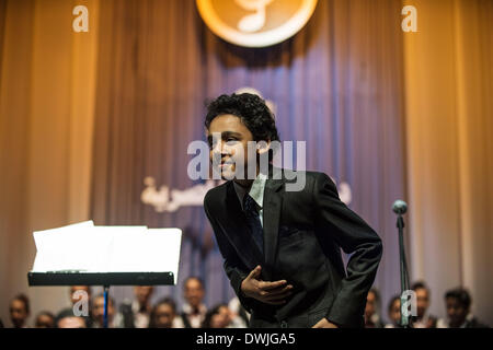 (140310) -- LE CAIRE, 10 mars 2014 (Xinhua) -- choriste Shehab Eldin rend hommage à l'auditoire sur la scène lors de leur performance à l'Opéra du Caire au Caire, Egypte, le 13 novembre 2013. Le Dr Nadia Abdelaziz Awad, un professeur de musique de l'Université d'Helwan et mentor de certains chanteurs de l'Opéra du Caire, a été l'utilisation d'un chœur d'enfants de plus de 20 ans. Malgré les convulsions de la société égyptienne depuis 2011, le Dr Nadia Abdelaziz Awad et les membres de la chorale d'enfants adhèrent à organiser et effectuer la répétition hebdomadaire à l'Opéra du Caire de temps à autre." n'importe ce que se produit, l'art ira Banque D'Images