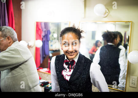 (140310) -- LE CAIRE, 10 mars 2014 (Xinhua) -- une jeune fille sourit à ses collègues avant de leur performance sur le Festival de musique arabe à l'Opéra du Caire au Caire, Egypte, le 13 novembre 2013. Le Dr Nadia Abdelaziz Awad, un professeur de musique de l'Université d'Helwan et mentor de certains chanteurs de l'Opéra du Caire, a été l'utilisation d'un chœur d'enfants de plus de 20 ans. Malgré les convulsions de la société égyptienne depuis 2011, le Dr Nadia Abdelaziz Awad et les membres de la chorale d'enfants adhèrent à organiser et effectuer la répétition hebdomadaire à l'Opéra du Caire de temps à autre." n'importe ce que se produit, l'art ira sur', Banque D'Images