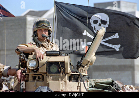 Un soldat de l'armée britannique affiche un drapeau pirate Jolly Rogers à partir de ses blindés Ferret scout car durant la guerre du Golfe le 24 février 1991 en Arabie Saoudite. Banque D'Images