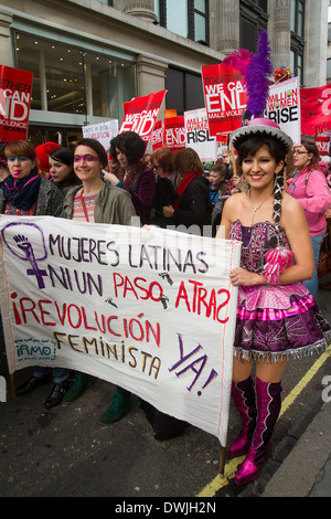 Des centaines de femmes se joignent à la Journée internationale de la femme marche dans les rues de Londres 08.03.2014 Banque D'Images