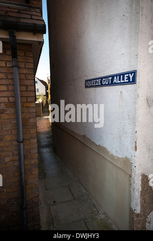 L'étroite ruelle de Gut Squeeze Whitstable, Kent, UK Banque D'Images