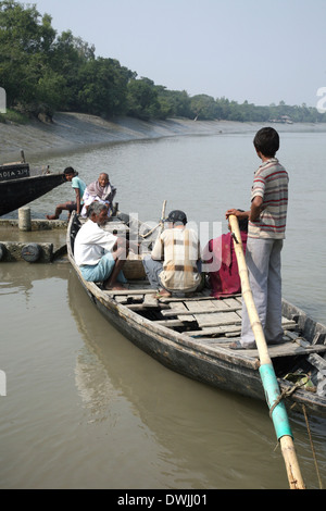 Bateau en bois traverse le Gange, 19 janvier 2009 à Gosaba, Bengale occidental, Inde Banque D'Images