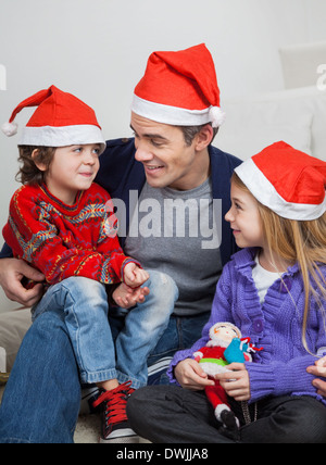 Le père et les enfants à Santa Hats Banque D'Images