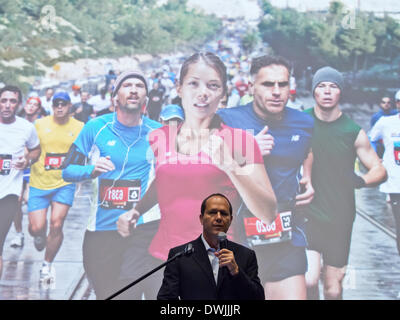 Jérusalem, Israël. 10 mars, 2014. Le maire de Jérusalem, NIR BARKAT annonce le Marathon International de 2014 qui aura lieu le 21 mars avec la participation prévue de plus de 25 000 coureurs dont 2 446 inscrits de 54 pays. 6 000 coureurs vont être consacrer leurs efforts à l'un des nombreux facteurs sociaux à but non lucratif. Ce sera le quatrième marathon dans la ville. Credit : Alon Nir/Alamy Live News Banque D'Images