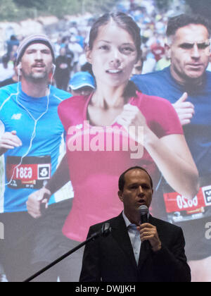 Jérusalem, Israël. 10 mars, 2014. Le maire de Jérusalem, NIR BARKAT annonce le Marathon International de 2014 qui aura lieu le 21 mars avec la participation prévue de plus de 25 000 coureurs dont 2 446 inscrits de 54 pays. 6 000 coureurs vont être consacrer leurs efforts à l'un des nombreux facteurs sociaux à but non lucratif. Ce sera le quatrième marathon dans la ville. Credit : Alon Nir/Alamy Live News Banque D'Images