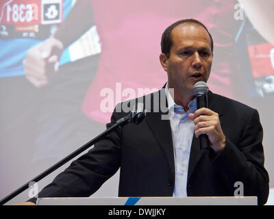 Jérusalem, Israël. 10 mars, 2014. Le maire de Jérusalem, NIR BARKAT annonce le Marathon International de 2014 qui aura lieu le 21 mars avec la participation prévue de plus de 25 000 coureurs dont 2 446 inscrits de 54 pays. 6 000 coureurs vont être consacrer leurs efforts à l'un des nombreux facteurs sociaux à but non lucratif. Ce sera le quatrième marathon dans la ville. Credit : Alon Nir/Alamy Live News Banque D'Images