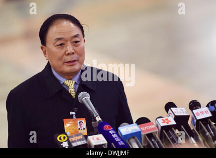 (140310) -- BEIJING, 10 mars 2014 (Xinhua) -- Li Jiaxiang, chef de l'Administration de l'Aviation civile de Chine (CAAC), informe les médias sur les derniers progrès de la recherche pour les disparus du vol MH370 de Malaysia Airlines, dans le Grand Hall du Peuple à Beijing, capitale de la Chine, 10 mars 2014. Le vol MH370 de Malaysia Airlines, un Boeing B777-200, perte de communication et d'un signal radar en route depuis la capitale de la Malaisie Kuala Lumpur à Pékin tôt samedi matin. 227 passagers à bord ont été de 14 pays, dont 154 Chinois et 12 membres de l'équipage de Malaisie. (Xinhua/Liangkuai Jin Banque D'Images