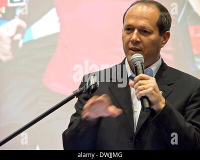 Jérusalem, Israël. 10 mars, 2014. Le maire de Jérusalem, NIR BARKAT annonce le Marathon International de 2014 qui aura lieu le 21 mars avec la participation prévue de plus de 25 000 coureurs dont 2 446 inscrits de 54 pays. 6 000 coureurs vont être consacrer leurs efforts à l'un des nombreux facteurs sociaux à but non lucratif. Ce sera le quatrième marathon dans la ville. Credit : Alon Nir/Alamy Live News Banque D'Images