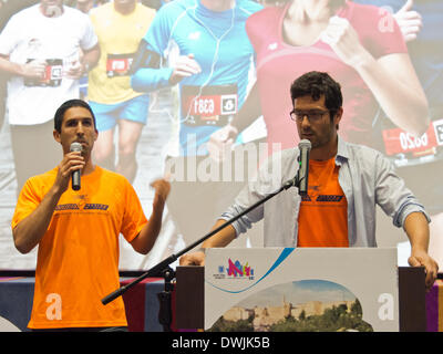 Jérusalem, Israël. 10 mars, 2014. EITAM israélien (L), complètement aveugle, annonce sa participation au Marathon International de Jérusalem 2014 10km de course avec l'aide de son partenaire, RON SHACHAR (R), lors d'une conférence de presse dirigée par le maire de Jérusalem Barkat. 6 000 coureurs vont être consacrer leurs efforts à l'un des nombreux facteurs sociaux à but non lucratif. Credit : Alon Nir/Alamy Live News Banque D'Images