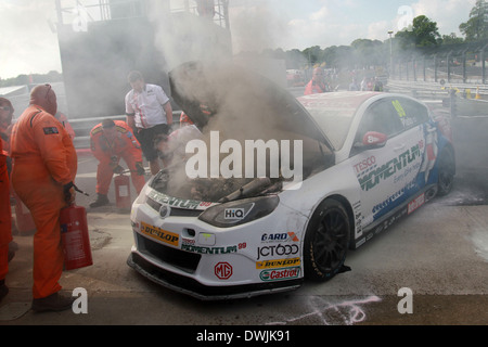 Location de Jason Plato (GBR) MG MG6 KX Élan Racing en feu Banque D'Images