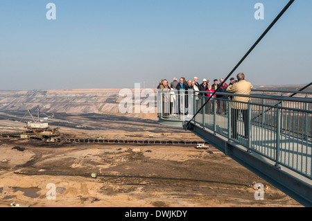 La plate-forme d'observation Skywalk à Garzweiler II mine de lignite près de Cologne,Allemagne NRW. Banque D'Images