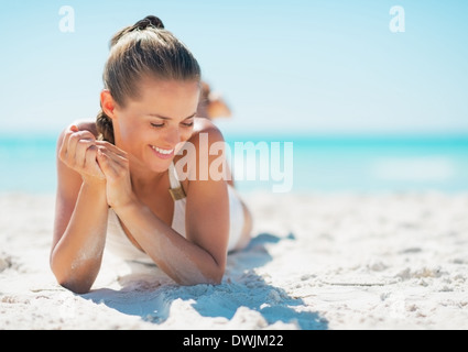 Happy young woman on beach Banque D'Images