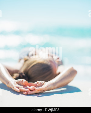 Gros plan sur ambiance jeune femme pose en bord de mer. Vue arrière Banque D'Images