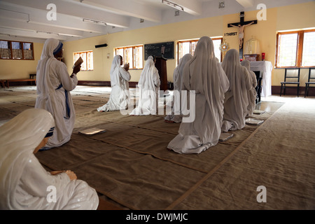 Les sœurs de Mère Teresa Missionnaires de la charité dans la prière dans la chapelle de la maison mère, Kolkata, Inde Banque D'Images