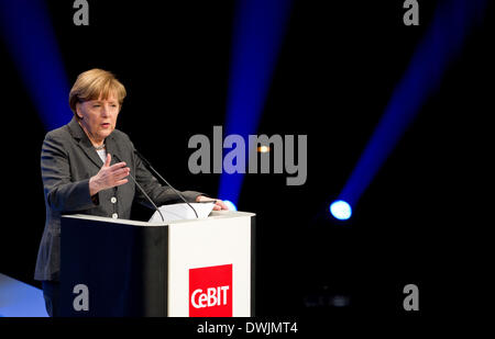 Hanovre, Allemagne. Mar 10, 2014.Hanovre, Allemagne. 09Th Mar, 2014. La chancelière allemande Angela Merkel s'est lors de l'ouverture officielle d'activité pour l'ordinateur expo CeBIT à Hanovre, Allemagne, 09 mars 2014. La Grande Bretagne est le pays partenaire à l'occasion du CeBIT qui se poursuit jusqu'au 14 mars 2014. Photo : Christoph Schmidt/dpa/Alamy Live News Banque D'Images