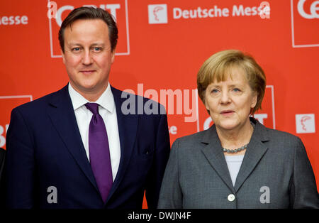 Hanovre, Allemagne. Mar 10, 2014.Hanovre, Allemagne. 09Th Mar, 2014. La chancelière allemande, Angela Merkel se trouve à côté de Premier ministre britannique, David Cameron, lors de l'ouverture officielle d'activité pour l'ordinateur expo CeBIT à Hanovre, Allemagne, 09 mars 2014. La Grande Bretagne est le pays partenaire à l'occasion du CeBIT qui se poursuit jusqu'au 14 mars 2014. Photo : Christoph Schmidt/dpa/Alamy Live News Banque D'Images