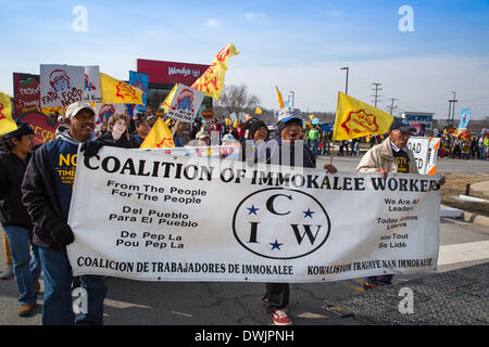 Dublin, Ohio USA - Les membres de la Coalition des travailleurs Immokalee et leurs partisans à mars le siège de la chaîne de restauration rapide Wendy's, demandant à l'entreprise de payer un sou la livre plus pour les tomates de Floride il achète. Le penny supplémentaire contribuerait à améliorer les salaires pour les ouvriers agricoles de la Floride. D'autres acheteurs en entreprise ont accepté, y compris les aliments entiers, McDonald's, Wal-Mart, Burger King, et métro. Crédit : Jim West/Alamy Live News Banque D'Images