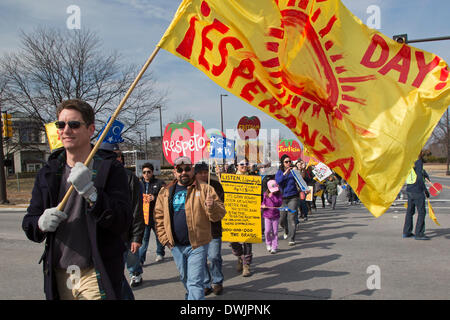 Dublin, Ohio USA - Les membres de la Coalition des travailleurs Immokalee et leurs partisans à mars le siège de la chaîne de restauration rapide Wendy's, demandant à l'entreprise de payer un sou la livre plus pour les tomates de Floride il achète. Le penny supplémentaire contribuerait à améliorer les salaires pour les ouvriers agricoles de la Floride. D'autres acheteurs en entreprise ont accepté, y compris les aliments entiers, McDonald's, Wal-Mart, Burger King, et métro. Crédit : Jim West/Alamy Live News Banque D'Images