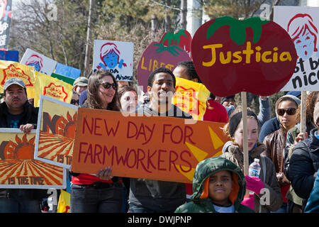 Dublin, Ohio USA - Les membres de la Coalition des travailleurs Immokalee et leurs partisans à mars le siège de la chaîne de restauration rapide Wendy's, demandant à l'entreprise de payer un sou la livre plus pour les tomates de Floride il achète. Le penny supplémentaire contribuerait à améliorer les salaires pour les ouvriers agricoles de la Floride. D'autres acheteurs en entreprise ont accepté, y compris les aliments entiers, McDonald's, Wal-Mart, Burger King, et métro. Crédit : Jim West/Alamy Live News Banque D'Images