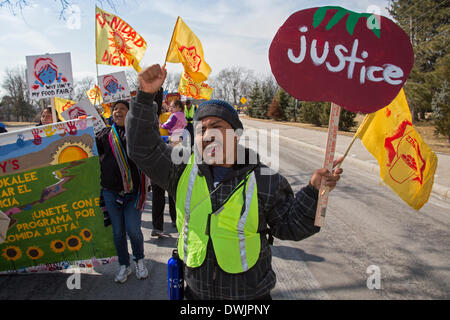 Dublin, Ohio USA - Les membres de la Coalition des travailleurs Immokalee et leurs partisans à mars le siège de la chaîne de restauration rapide Wendy's, demandant à l'entreprise de payer un sou la livre plus pour les tomates de Floride il achète. Le penny supplémentaire contribuerait à améliorer les salaires pour les ouvriers agricoles de la Floride. D'autres acheteurs en entreprise ont accepté, y compris les aliments entiers, McDonald's, Wal-Mart, Burger King, et métro. Crédit : Jim West/Alamy Live News Banque D'Images