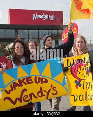 Dublin, Ohio USA - Les membres de la Coalition des travailleurs Immokalee et leurs partisans à mars le siège de la chaîne de restauration rapide Wendy's, demandant à l'entreprise de payer un sou la livre plus pour les tomates de Floride il achète. Le penny supplémentaire contribuerait à améliorer les salaires pour les ouvriers agricoles de la Floride. D'autres acheteurs en entreprise ont accepté, y compris les aliments entiers, McDonald's, Wal-Mart, Burger King, et métro. Crédit : Jim West/Alamy Live News Banque D'Images