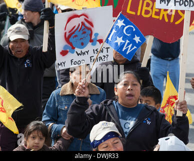 Dublin, Ohio USA - Les membres de la Coalition des travailleurs Immokalee et leurs partisans à mars le siège de la chaîne de restauration rapide Wendy's, demandant à l'entreprise de payer un sou la livre plus pour les tomates de Floride il achète. Le penny supplémentaire contribuerait à améliorer les salaires pour les ouvriers agricoles de la Floride. D'autres acheteurs en entreprise ont accepté, y compris les aliments entiers, McDonald's, Wal-Mart, Burger King, et métro. Crédit : Jim West/Alamy Live News Banque D'Images