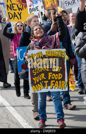 Dublin, Ohio USA - Les membres de la Coalition des travailleurs Immokalee et leurs partisans à mars le siège de la chaîne de restauration rapide Wendy's, demandant à l'entreprise de payer un sou la livre plus pour les tomates de Floride il achète. Le penny supplémentaire contribuerait à améliorer les salaires pour les ouvriers agricoles de la Floride. D'autres acheteurs en entreprise ont accepté, y compris les aliments entiers, McDonald's, Wal-Mart, Burger King, et métro. Crédit : Jim West/Alamy Live News Banque D'Images