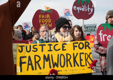 Dublin, Ohio USA - Les membres de la Coalition des travailleurs Immokalee et leurs partisans à mars le siège de la chaîne de restauration rapide Wendy's, demandant à l'entreprise de payer un sou la livre plus pour les tomates de Floride il achète. Le penny supplémentaire contribuerait à améliorer les salaires pour les ouvriers agricoles de la Floride. D'autres acheteurs en entreprise ont accepté, y compris les aliments entiers, McDonald's, Wal-Mart, Burger King, et métro. Crédit : Jim West/Alamy Live News Banque D'Images