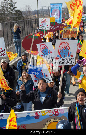 Dublin, Ohio USA - Les membres de la Coalition des travailleurs Immokalee et leurs partisans à mars le siège de la chaîne de restauration rapide Wendy's, demandant à l'entreprise de payer un sou la livre plus pour les tomates de Floride il achète. Le penny supplémentaire contribuerait à améliorer les salaires pour les ouvriers agricoles de la Floride. D'autres acheteurs en entreprise ont accepté, y compris les aliments entiers, McDonald's, Wal-Mart, Burger King, et métro. Crédit : Jim West/Alamy Live News Banque D'Images