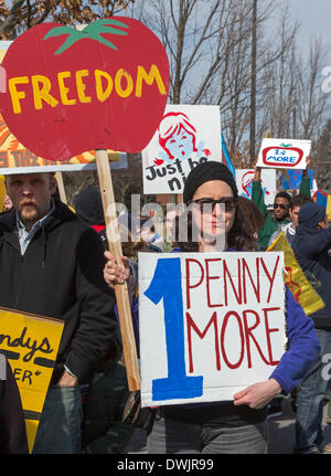 Dublin, Ohio USA - Les membres de la Coalition des travailleurs Immokalee et leurs partisans à mars le siège de la chaîne de restauration rapide Wendy's, demandant à l'entreprise de payer un sou la livre plus pour les tomates de Floride il achète. Le penny supplémentaire contribuerait à améliorer les salaires pour les ouvriers agricoles de la Floride. D'autres acheteurs en entreprise ont accepté, y compris les aliments entiers, McDonald's, Wal-Mart, Burger King, et métro. Crédit : Jim West/Alamy Live News Banque D'Images