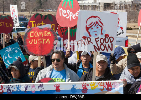 Dublin, Ohio USA - Les membres de la Coalition des travailleurs Immokalee et leurs partisans à mars le siège de la chaîne de restauration rapide Wendy's, demandant à l'entreprise de payer un sou la livre plus pour les tomates de Floride il achète. Le penny supplémentaire contribuerait à améliorer les salaires pour les ouvriers agricoles de la Floride. D'autres acheteurs en entreprise ont accepté, y compris les aliments entiers, McDonald's, Wal-Mart, Burger King, et métro. Crédit : Jim West/Alamy Live News Banque D'Images