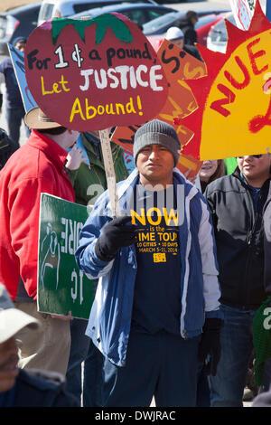 Dublin, Ohio USA - Les membres de la Coalition des travailleurs Immokalee et leurs partisans à mars le siège de la chaîne de restauration rapide Wendy's, demandant à l'entreprise de payer un sou la livre plus pour les tomates de Floride il achète. Le penny supplémentaire contribuerait à améliorer les salaires pour les ouvriers agricoles de la Floride. D'autres acheteurs en entreprise ont accepté, y compris les aliments entiers, McDonald's, Wal-Mart, Burger King, et métro. Crédit : Jim West/Alamy Live News Banque D'Images