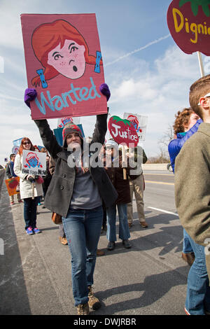 Dublin, Ohio USA - Les membres de la Coalition des travailleurs Immokalee et leurs partisans à mars le siège de la chaîne de restauration rapide Wendy's, demandant à l'entreprise de payer un sou la livre plus pour les tomates de Floride il achète. Le penny supplémentaire contribuerait à améliorer les salaires pour les ouvriers agricoles de la Floride. D'autres acheteurs en entreprise ont accepté, y compris les aliments entiers, McDonald's, Wal-Mart, Burger King, et métro. Crédit : Jim West/Alamy Live News Banque D'Images